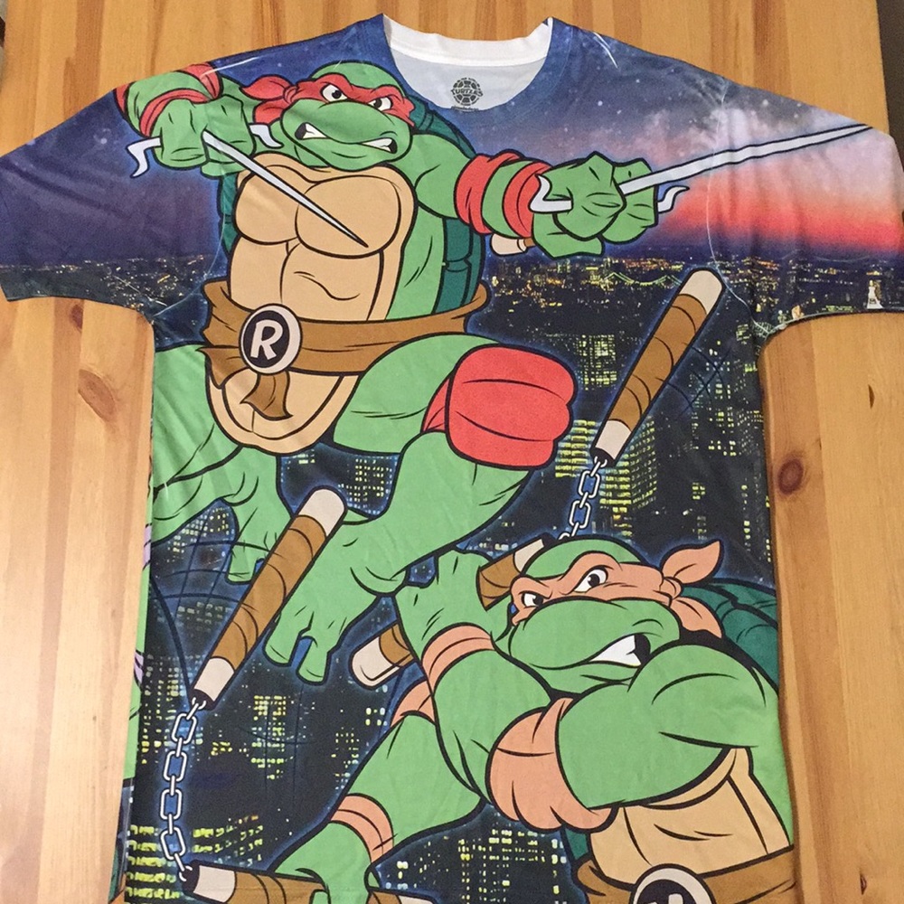 ⭐️ Men’s TMNT Supersoft Nylon Shirt Sz M EUC
